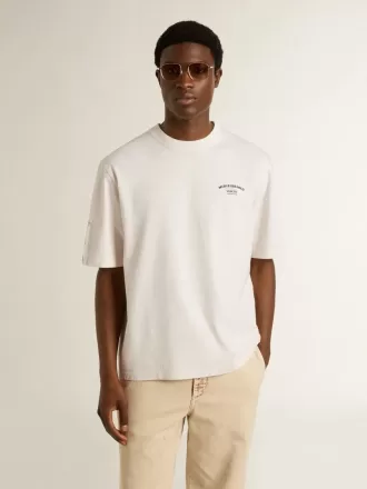 Camiseta unisex blanca con estampado mediterráneo y parche dorado Pescheria en la manga