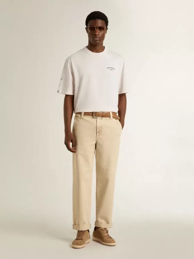 Camiseta unisex blanca con estampado mediterráneo y parche dorado Pescheria en la manga