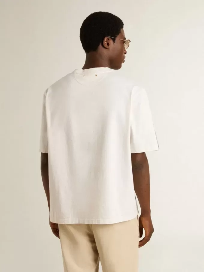 Camiseta unisex blanca con estampado mediterráneo y parche dorado Pescheria en la manga