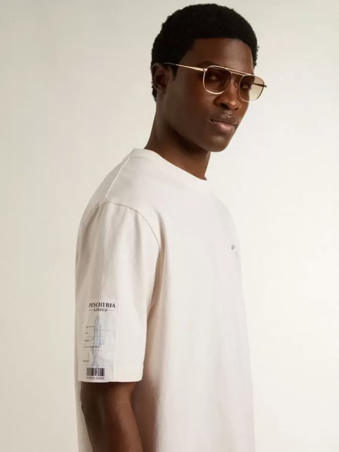 Camiseta unisex blanca con estampado mediterráneo y parche dorado Pescheria en la manga