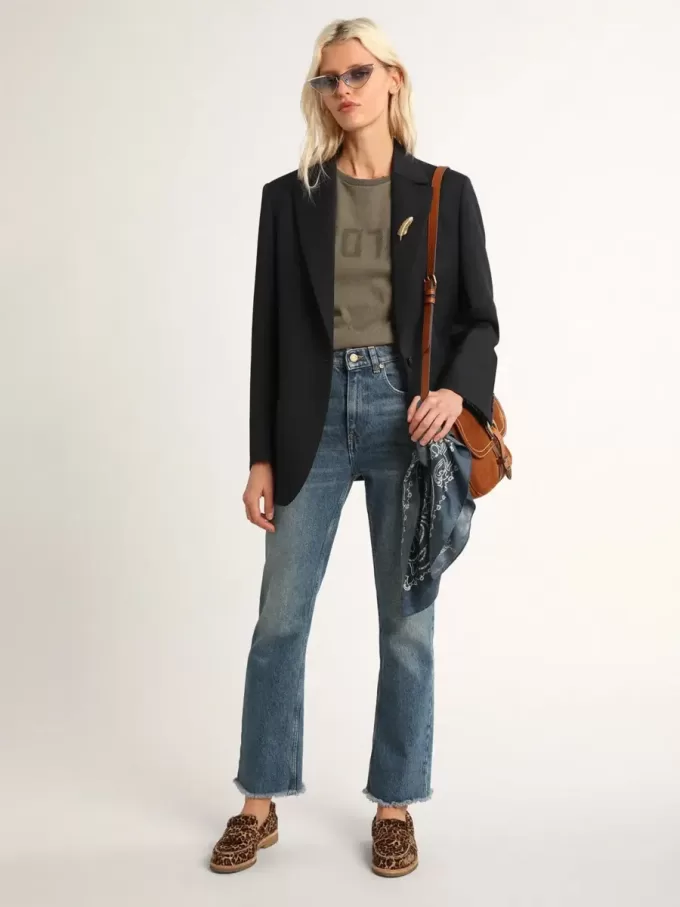 Camiseta verde oliva de corte regular con letras doradas en la parte delantera Camiseta verde oliva de corte regular con letras doradas en la parte delantera