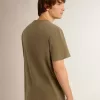 Camiseta verde oliva para hombre con letras doradas