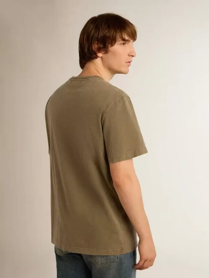 Camiseta verde oliva para hombre con letras doradas