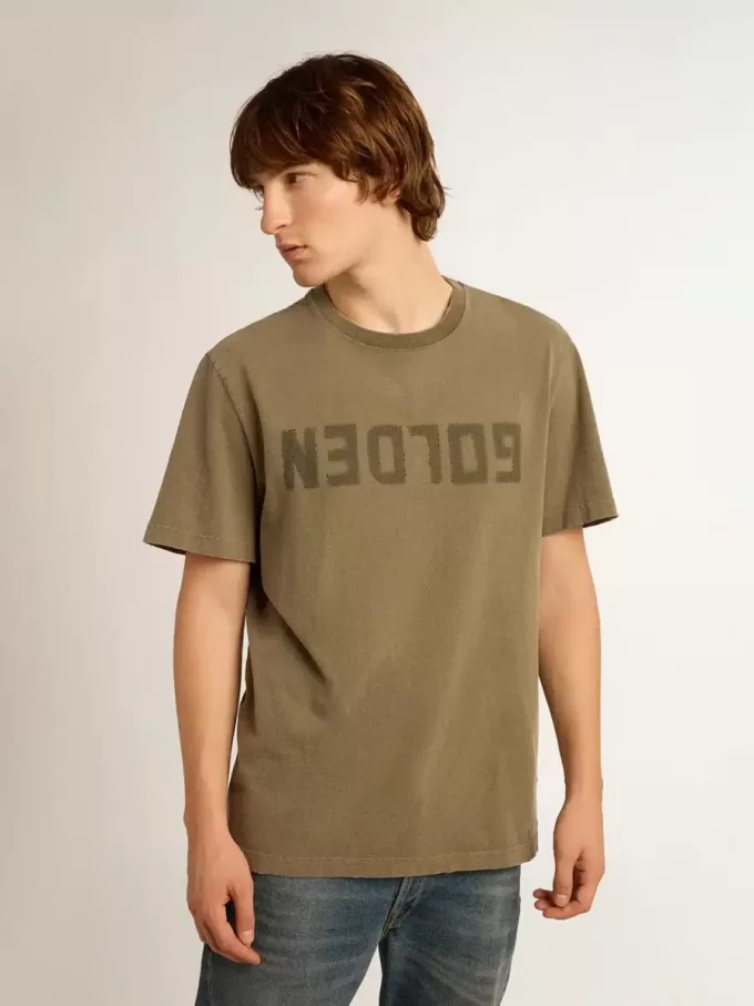 Camiseta verde oliva para hombre con letras doradas