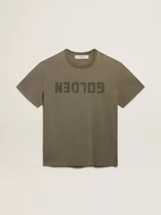 Camiseta verde oliva para hombre con letras doradas