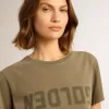 Camiseta verde oliva para mujer con letras doradas