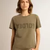 Camiseta verde oliva para mujer con letras doradas