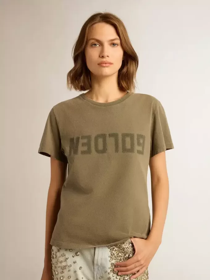 Camiseta verde oliva para mujer con letras doradas