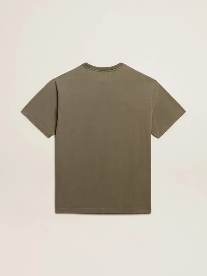 Camiseta verde oliva de corte regular con letras doradas en la parte delantera Camiseta verde oliva de corte regular con letras doradas en la parte delantera