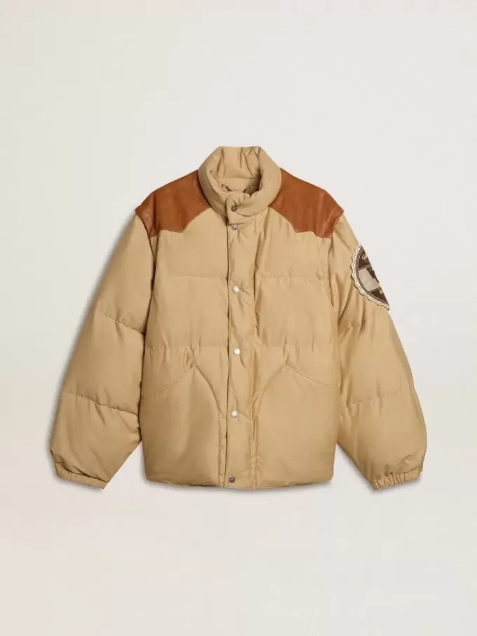 Cazadora bomber beige con detalles de cuero y parches