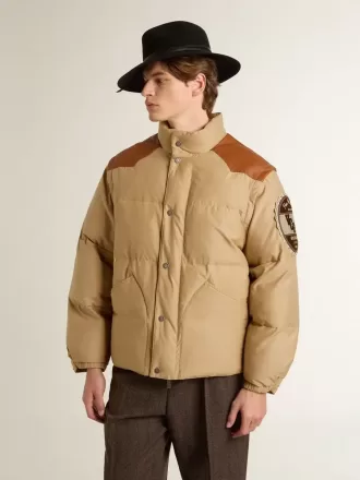 Cazadora bomber beige con detalles de cuero y parches