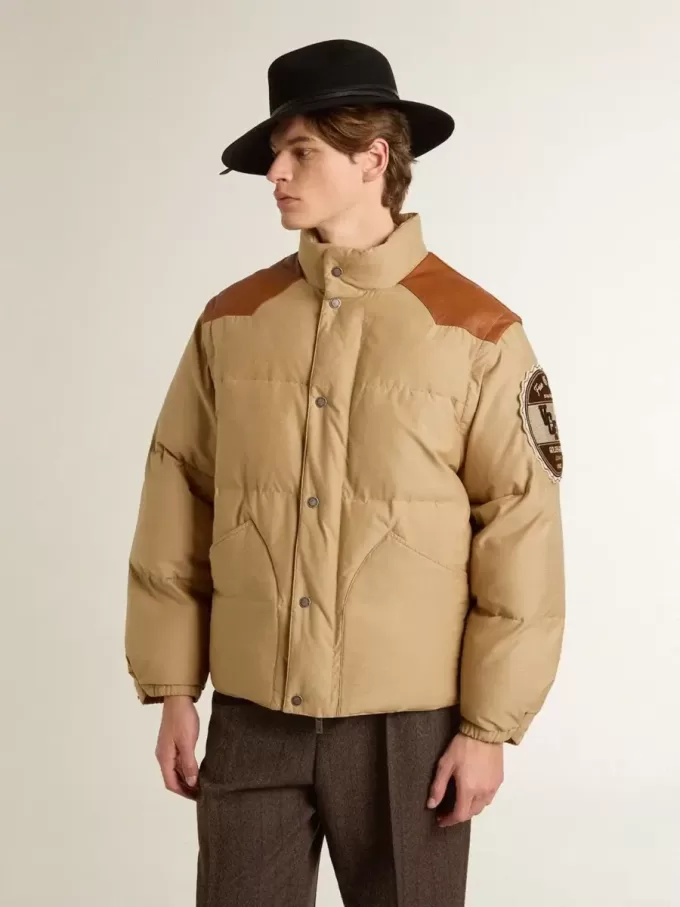 Cazadora bomber beige con detalles de cuero y parches