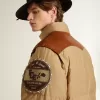 Cazadora bomber beige con detalles de cuero y parches