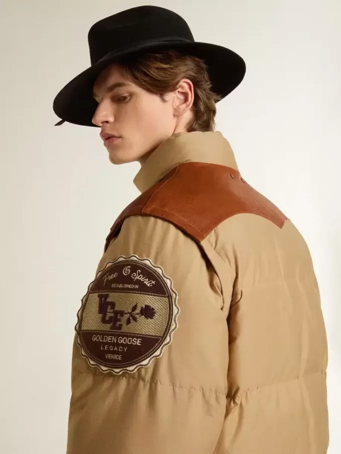 Cazadora bomber beige con detalles de cuero y parches