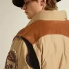 Cazadora bomber beige con detalles de cuero y parches