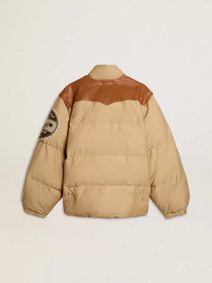 Cazadora bomber beige con detalles de cuero y parches