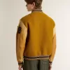 Cazadora bomber de lana amarillo ocre con mangas de cuero