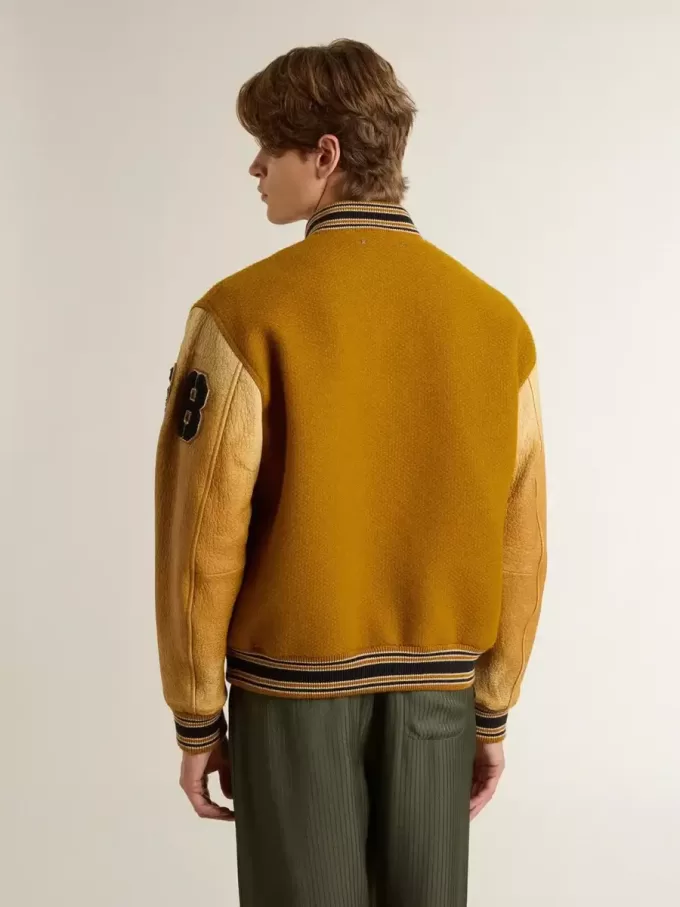 Cazadora bomber de lana amarillo ocre con mangas de cuero