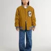 Cazadora bomber infantil de lana en color amarillo ocre con parche