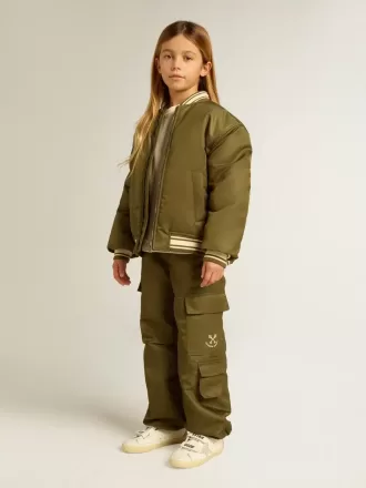 Cazadora bomber infantil de nailon verde militar con letras en la espalda