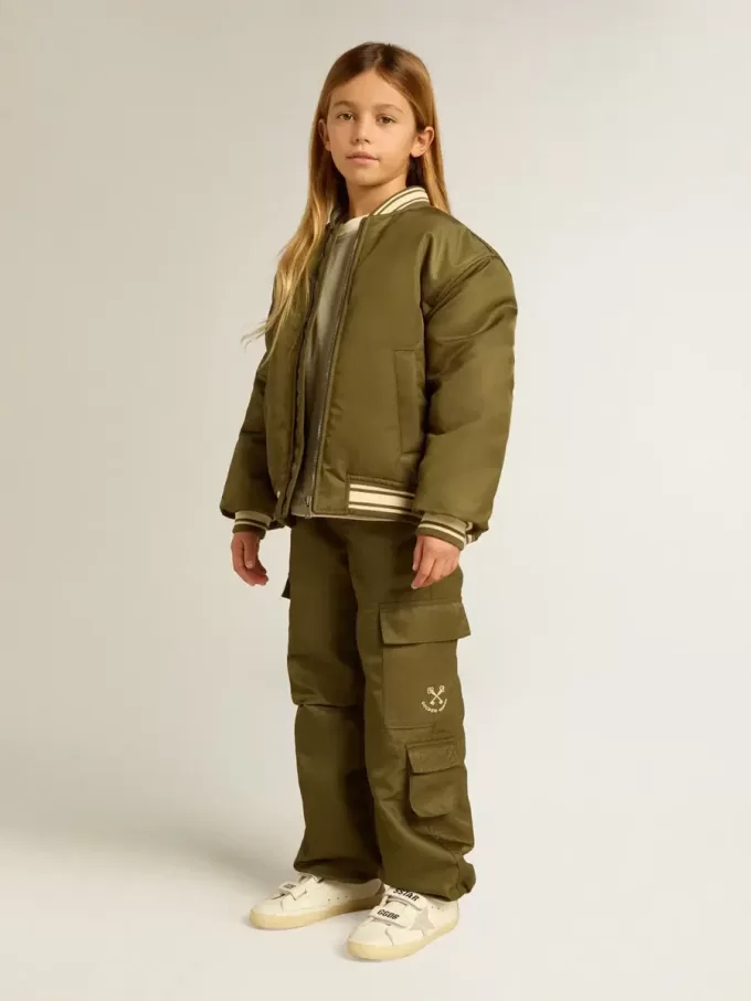 Cazadora bomber infantil de nailon verde militar con letras en la espalda