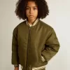Cazadora bomber infantil de nailon verde militar con letras en la espalda
