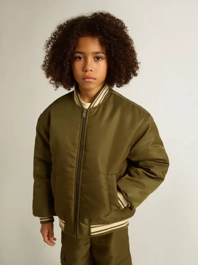 Cazadora bomber infantil de nailon verde militar con letras en la espalda