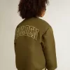 Cazadora bomber infantil de nailon verde militar con letras en la espalda