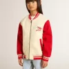 Cazadora bomber para niño en algodón beige y rojo con bordado en el pecho Cazadora bomber para niño en algodón beige y rojo con bordado en el pecho