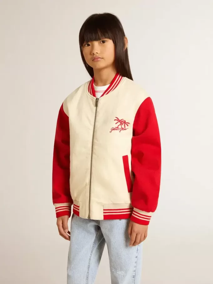 Cazadora bomber para niño en algodón beige y rojo con bordado en el pecho Cazadora bomber para niño en algodón beige y rojo con bordado en el pecho