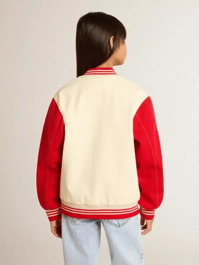 Cazadora bomber para niño en algodón beige y rojo con bordado en el pecho Cazadora bomber para niño en algodón beige y rojo con bordado en el pecho