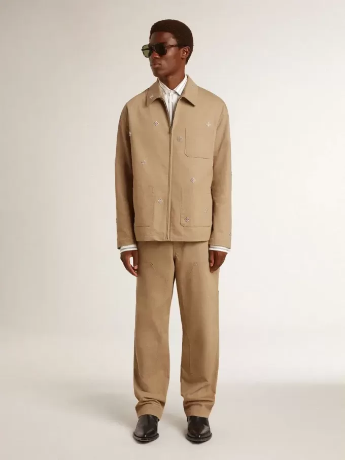 Chaqueta beige para hombre con bordado floral y cremallera completa Chaqueta beige para hombre con bordado floral y cremallera completa