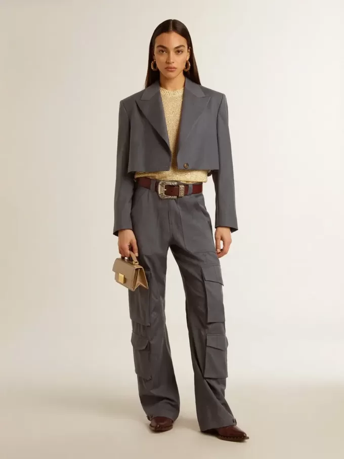 Chaqueta corta de mujer de lana azul claro con botonadura sencilla