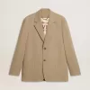 Chaqueta de hombre beige a rayas con un corte oversize y botonadura sencilla. Chaqueta de hombre beige a rayas con un corte oversize y botonadura sencilla.