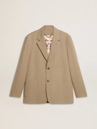 Chaqueta de hombre beige a rayas con un corte oversize y botonadura sencilla.