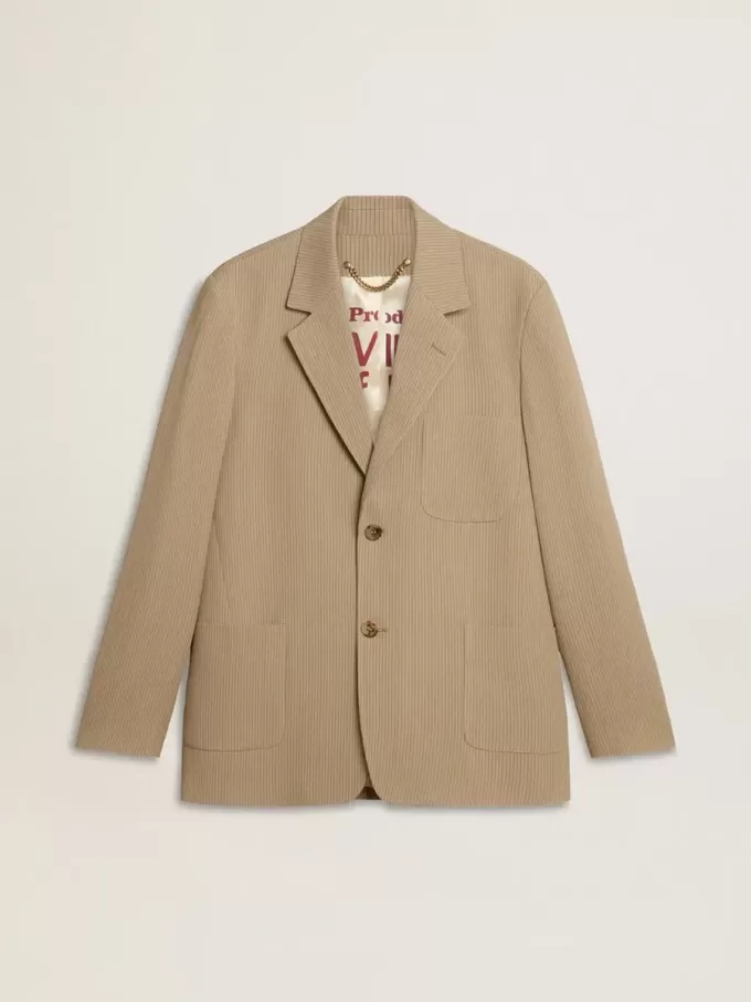 Chaqueta de hombre beige a rayas con un corte oversize y botonadura sencilla. Chaqueta de hombre beige a rayas con un corte oversize y botonadura sencilla.