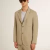 Chaqueta de hombre beige a rayas con un corte oversize y botonadura sencilla. Chaqueta de hombre beige a rayas con un corte oversize y botonadura sencilla.