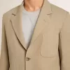 Chaqueta de hombre beige a rayas con un corte oversize y botonadura sencilla. Chaqueta de hombre beige a rayas con un corte oversize y botonadura sencilla.