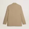 Chaqueta de hombre beige a rayas con un corte oversize y botonadura sencilla. Chaqueta de hombre beige a rayas con un corte oversize y botonadura sencilla.