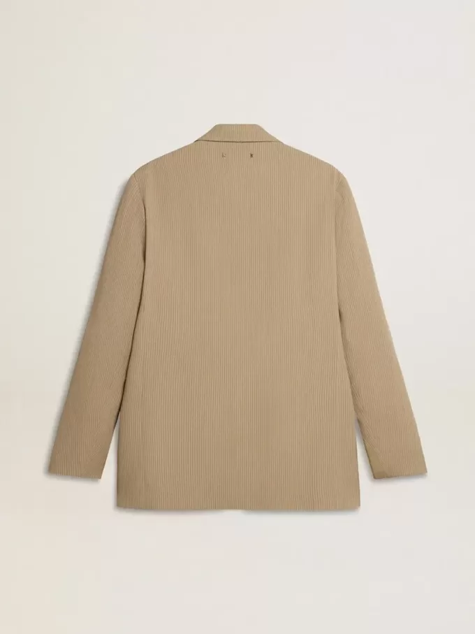 Chaqueta de hombre beige a rayas con un corte oversize y botonadura sencilla. Chaqueta de hombre beige a rayas con un corte oversize y botonadura sencilla.
