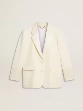 Chaqueta oversize de botonadura sencilla en color blanco con efecto seda y bordados