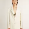 Chaqueta oversize de botonadura sencilla en color blanco con efecto seda y bordados Chaqueta oversize de botonadura sencilla en color blanco con efecto seda y bordados