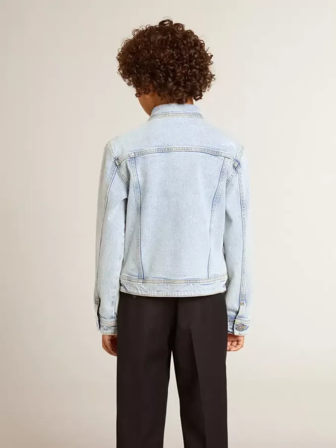 Chaqueta vaquera ligera con bordados