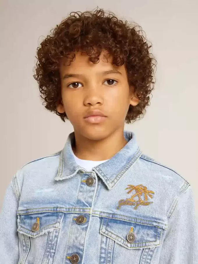 Chaqueta vaquera ligera con bordados