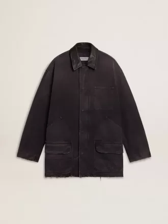 Chaqueta vaquera para hombre con detalles desgastados y cuello de cuero