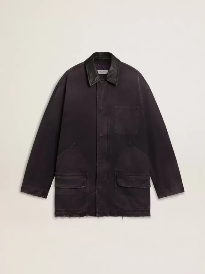 Chaqueta vaquera para hombre con detalles desgastados y cuello de cuero