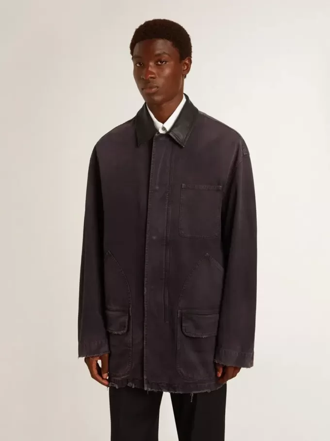 Chaqueta vaquera para hombre con detalles desgastados y cuello de cuero