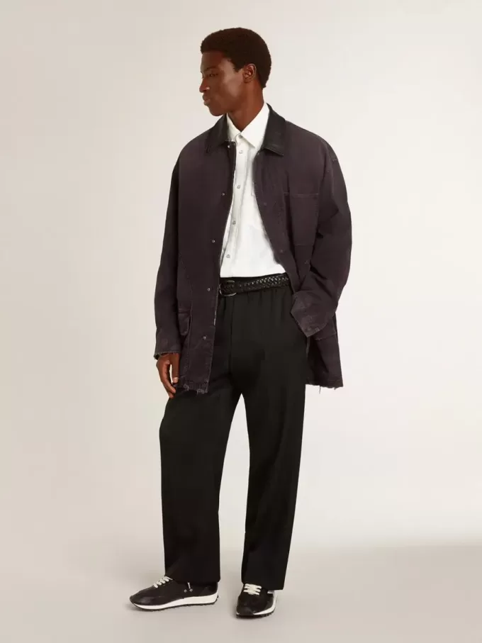 Chaqueta vaquera para hombre con detalles desgastados y cuello de cuero