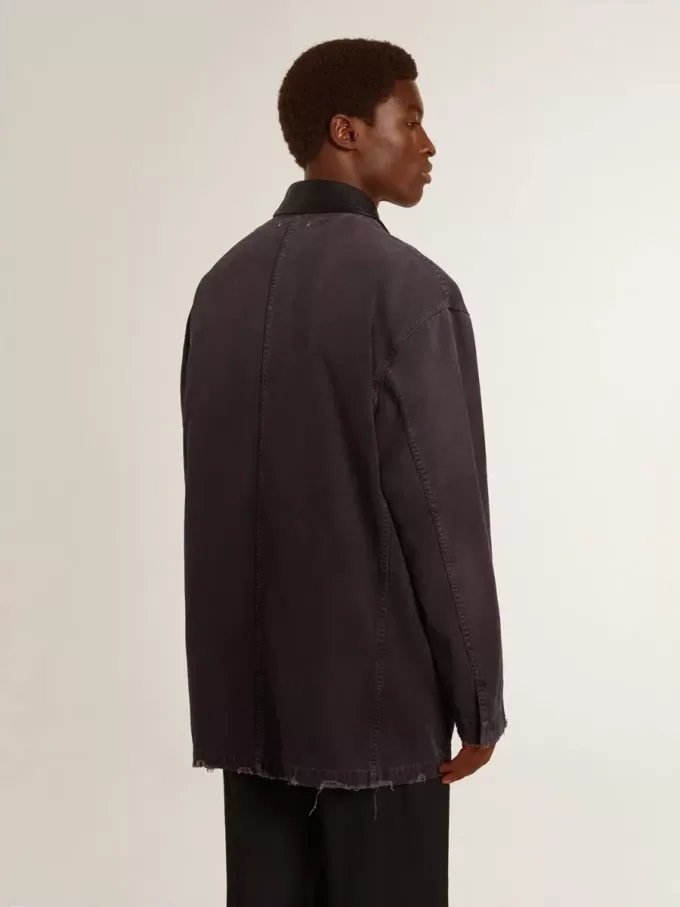 Chaqueta vaquera para hombre con detalles desgastados y cuello de cuero