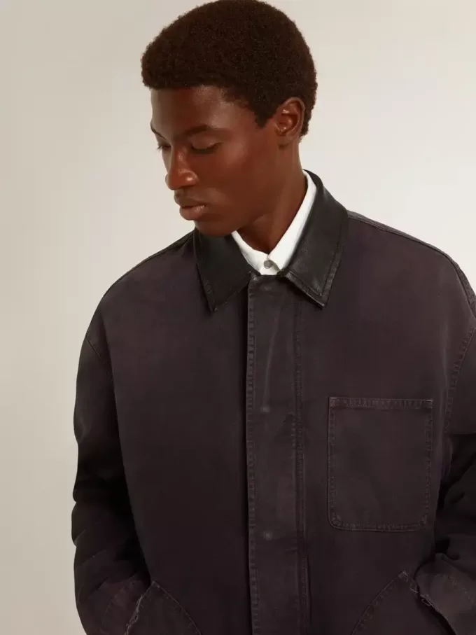 Chaqueta vaquera para hombre con detalles desgastados y cuello de cuero